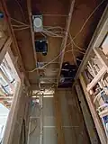Geöffnete Decke in einem amerikanischen Badezimmer mit vier Aluminiumgehäusen für Einbauleuchten (zwei davon bereits eingesetzt)