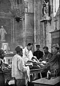 Operation in einer französischen Kirche 1917 während des Ersten Weltkrieges