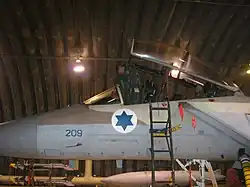 Pilot und Navigator einer F-15I Ra'am während ihrer Vorbereitungen auf die Operation Orchard – in einem Unter­stand auf der Chazerim Airbase