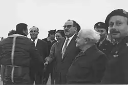 Politiker und Militärs bei der Ankunft der neuen Dassault Mystère IV A Jets auf Chazor im April 1956