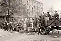 Aufständische errichten eine Barrikade in einer Stadt (1921).