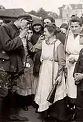 Polnischer Aufständischer wird von oberschlesischen Zivilisten begrüßt (1921).