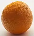 Die mit kleinen Kratern übersäte Textur einer Orangenschale lässt keine Rückschlüsse auf die innere Struktur zu.