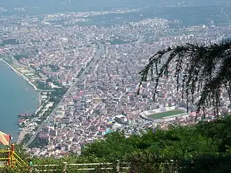 Lage des Stadions des 19. September im Westen der Stadt im Bildvordergrund