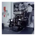 Heidelberger Tiegel im Deutschen Museum. Das große Schild mit dem Firmennamen ist schwenk­bar, was zum sofortigen Stillstand der Maschine führt.