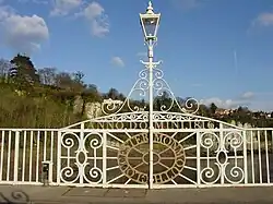 Eiserne Ornamente in der Mitte der Brücke, welche die Grenze zwischen Monmouthshire und Gloucestershire anzeigen