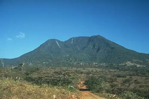 Der höchste Berg des Orosí-Vulkankomplexes ist der Volcán Cacao. Der Gipfelkrater des Cacao, 5,5 km südöstlich des eigentlichen Orosí, ist auf der hier abgebildeten Südwestseite infolge eines Bergsturzes durchbrochen.