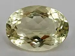Oval geschliffener Orthoklas aus der Provinz Toliara, Madagaskar Größe: 2,0 cm × 1,4 cm × 1,0 cm (≙ 15,03 ct)
