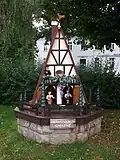 Ortspyramide Gahlenz im Sommer und Herbst (Wetterhäuschen)