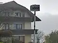 Ortsschild Ladein, im Hintergrund Nr. 6