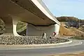 Kreisverkehr an der Anschlussstelle Pirna-Zehista (S&nbsp;173) mit dem Westportal des Kohlbergtunnels im Hintergrund (November 2020)