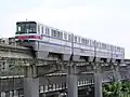 Zuggarnitur Nr. 23 vom Typ 1000 kurz vor der Station Minami Ibaraki