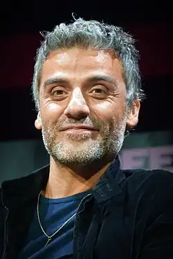 Oscar Isaac spielt Dante Alighieri und Gal Gadot seine Frau Gemma Donati. Sie spielen auch deren Reinkar­nationen Nick und dessen Frau Giulietta Tosches