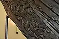 Detail der Schnitzarbeiten am Schiffsrumpf