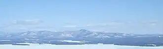 Die Ossipee Mountains, von Süden über den Lake Winnipesaukee von den Belknap Mountains aus gesehen.