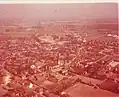 Ostbevern mit der „neuen“ Saxenrast und kleiner alten Kirche 1979, die Hauptstraße noch prominent