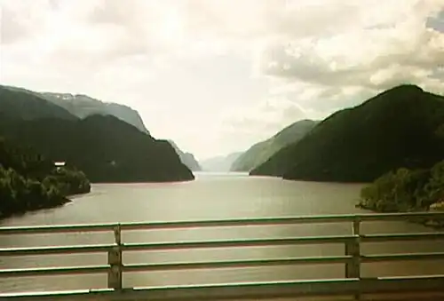 Veafjord von der nördlichen Brücke über den Kallestadsund aus gesehen (Kallestadsundet bru)