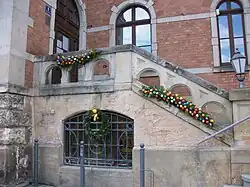 Osterdekoration an der Rathaustreppe