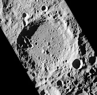 Apollo 16: Der Ostwald Krater mit Recht unten rechts auf dem Kraterrand.