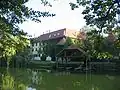 Burg Otočec mit dem Bootshaus