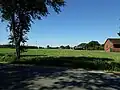 Siedlung mit Windpark Ottendorf im Hintergrund.