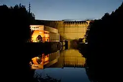 Die Staumauer bei Nacht