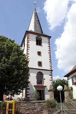 Ansicht des Kirchturms mit Blick zum Portal