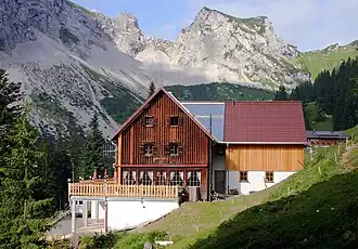 Blick von Osten auf die Otto-Mayr-Hütte – im Hintergrund der Gipfel des Schartschrofens (1968 m)