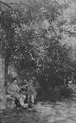Otto Erich Hartleben (x) in der Villa Strohl-Fern, neben ihm der Bildhauer Max Levi, um 1904