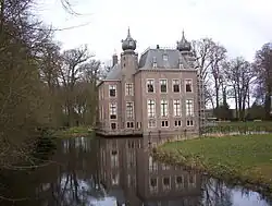 Oud Poelgeest rückwärtig mit Wassergraben