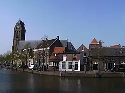 Stadtgraben mit Kirche