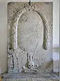 Grabstein im Waffenhaus