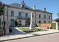 Mairie und Gefallenendenkmal