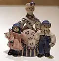 Overbeck Pottery, Mutter mit zwei Kindern, ca. 1930–1945