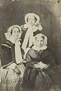 Praskowia Wrangel, geb. Jakowkin mit den Töchtern Anna (1815–1863) und Katharina (1820–1895)