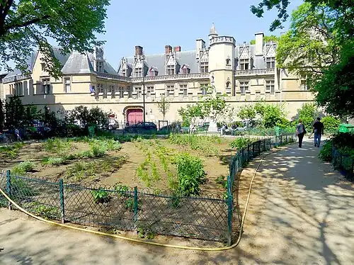 Square Samuel-Paty; im Hintergrund: das Hôtel de Cluny