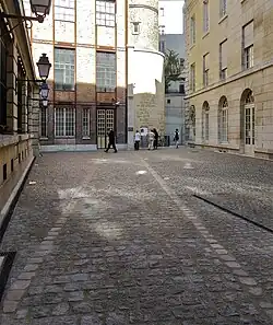 Nummern 57 und 57 bis: Verlauf der Stadtmauer Philipps II. und Turm Pierre Alvart.