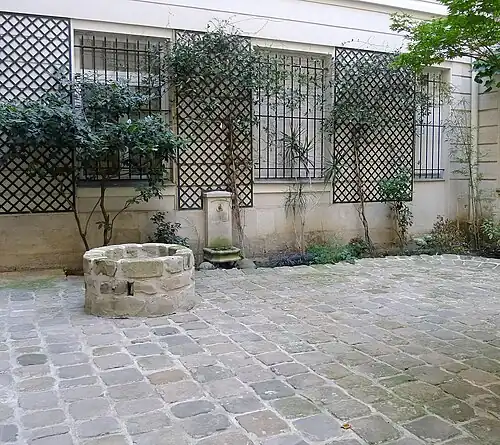 Hof mit Brunnen