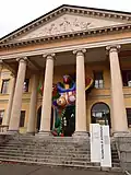 Palazzo Turconi mit der Skulptur «L’Oiseau amourex» von Niki de Saint Phalle
