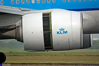 Eine Boeing 777 bremst mit Schubumkehr ab, im Gehäusemantel ist ein Schlitz weit offen.