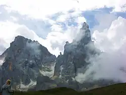 Cima di Vezzana (links, 3192&nbsp;m) und Cimon della Pala (rechts, 3184&nbsp;m) vom Pass aus gesehen