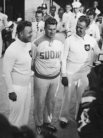 Die Medaillengewinner im Kugelstoßen 1936 (v.&nbsp;l.&nbsp;n.&nbsp;r.): der Deutsche Hans Woellke (Gold), Sulo Bärlund (Silber), der Deutsche Gerhard Stöck (Bronze)