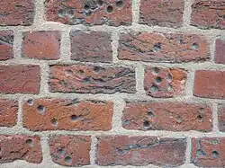 Am Mauerwerk außen befinden sich "Fieberlöcher" deren Bedeutung letztlich unklar ist. Foto Februar 2019