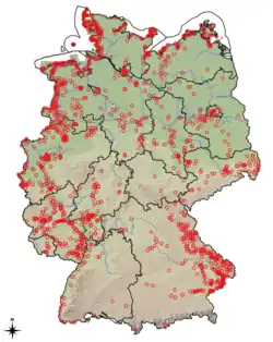 Verbreitung von Plantago coronopus in Deutschland, nach Meldungen im Portal GBIF.org (rote Kreise, Stand 12/2025, Hintergrundkarte: Relief, Verwaltungsgrenzen, Bundeswasserstrassen)