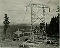 Als Gitterkonstruktion ausgeführter Portalmast der weltweit ersten 220-kV-Leitung