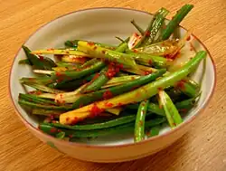 Eine Beilage aus Pajeori (파절이), grünem Zwiebelsalat