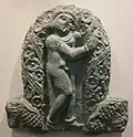 Männliche Figur in Girlanden