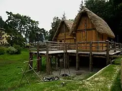 Nachbauten der Pfahlbauten auf dem Museumsgelände