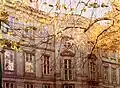Ostfassade des Mariahilfer Gymnasiums mit barockem Mittelrisalit (Detail), wenige Tage vor Beginn der Abbrucharbeiten, Herbst 1970