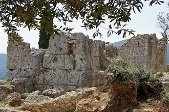 Mauerreste eines bronzezeitlichen Baus auf Ithaka